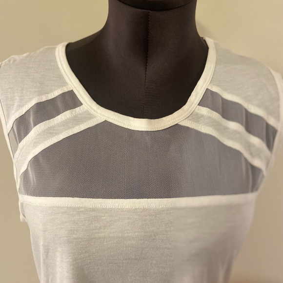 BCBG MaxAzria sleeveless white top size M - Picture 6 of 10